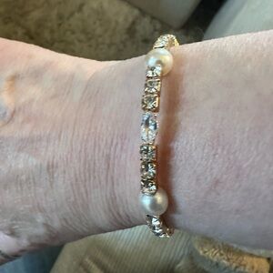 Elegant Gold-Tone Pearl & Crystal Stretch Bracelet - White Pearls